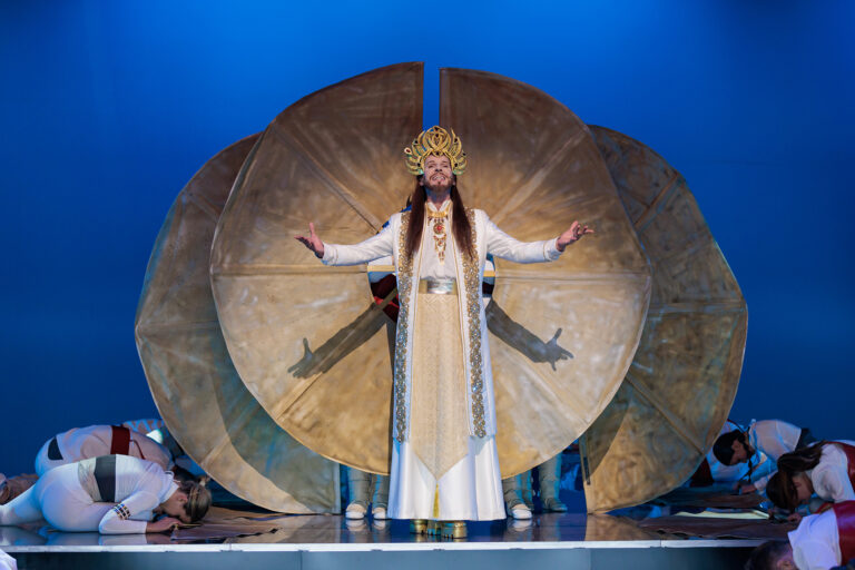 77753_01_Pressebild_ZauberfloeteDasMusical2025_Credit_MichaelBoemlaender